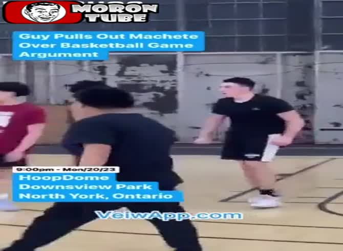 Video :After a fight at a basketball game, a young man draws a machete (Warning - disturbing)
